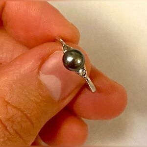 Elegant Silver and Black Pearl Ring. Pearl is a real pearl